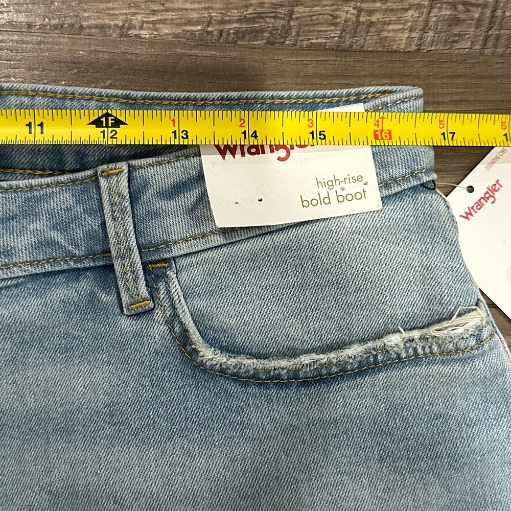 Wrangler Women’s High-Rise Bootcut Jeans
Size: 14 / 32x32 - Picture 4 of 14